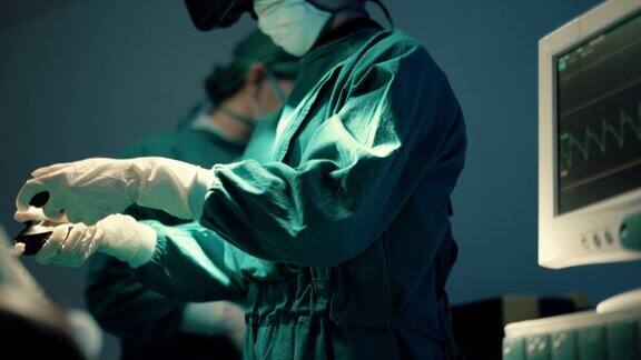 外科医生学生练习在手术室使用VR头盔