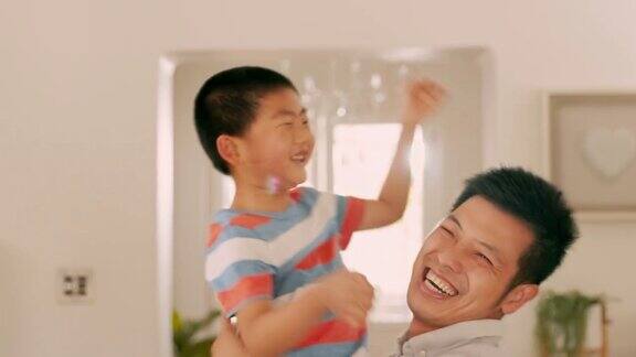 一个父亲和儿子在家玩的4k视频片段