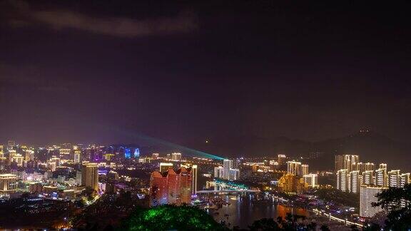 夜晚的时间照明三亚著名的公园顶部城市景观全景4k时间推移海南岛中国