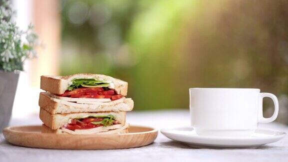 早上的早餐是一杯咖啡和三明治