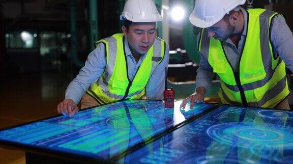 创新合作:两位工程师在未来工厂中与人工智能合作