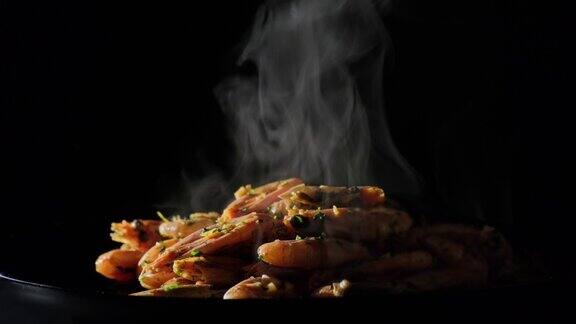 在烤架上烤虾用香料和黄油煎虾
