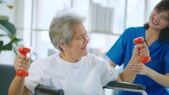 美丽的亚洲护士在医院照顾老年妇女锻炼