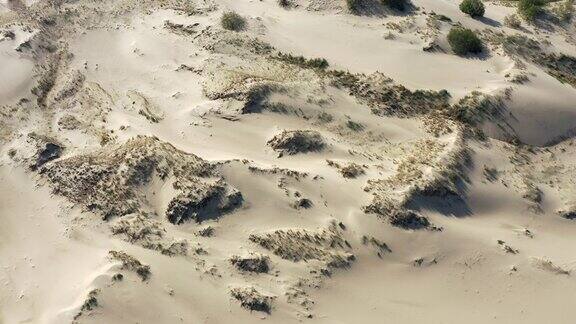 无人机飞越沙漠鸟瞰图的干燥沙丘山丘和沙地景观
