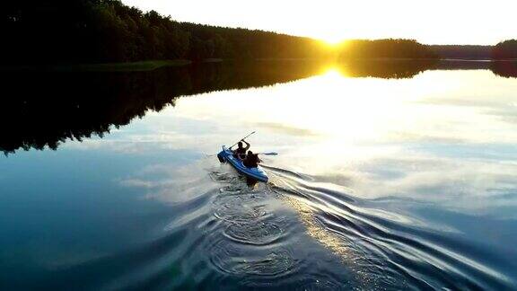夏天放松活动皮划艇在日落