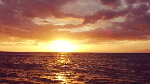 日落到海洋鸟瞰图低飞海洋进入戏剧性的充满活力的日落