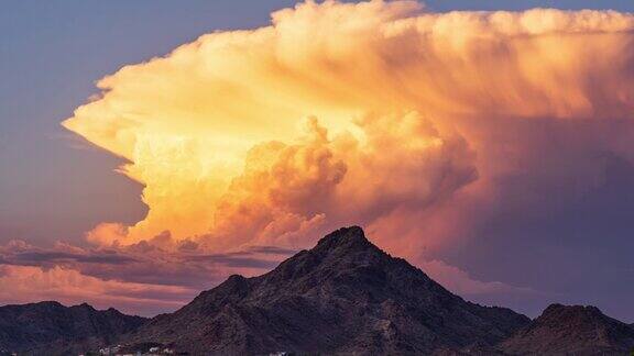 亚利桑那州凤凰城一座山上的日落雷雨