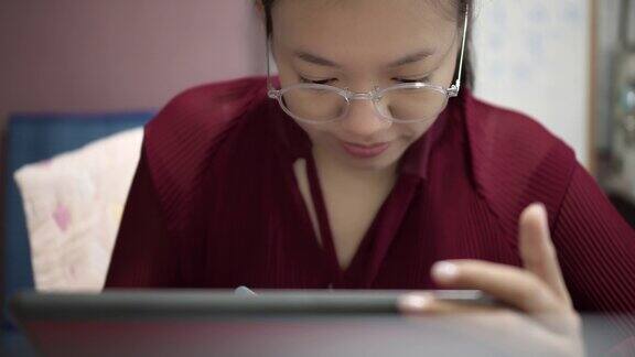 亚洲女商人在家庭办公室用平板电脑思考和工作