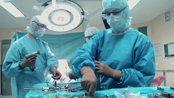 外科医生在骨科手术中准备器械