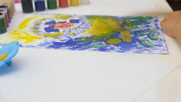 小女孩用花朵画出了彩色的抽象画早期的发展孩子们的创造力快乐童年