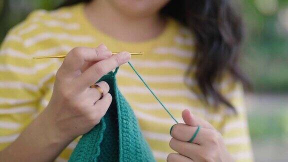 年轻女子在家钩针编织