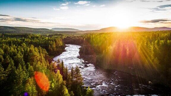 空中的河流被北方针叶林包围在背光-4K城市景观风景和建立者
