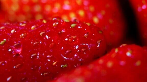 红色新鲜成熟的草莓微距拍摄