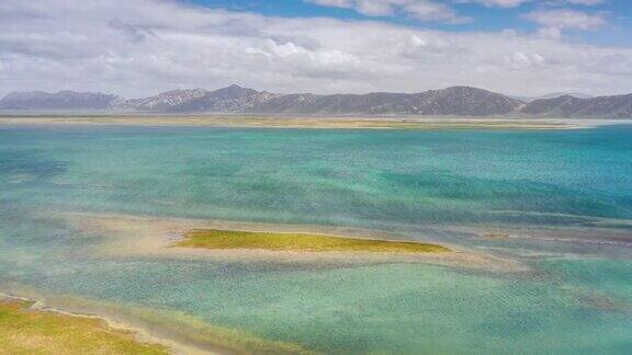 五彩缤纷的湖面上漂浮着一座长长的岛屿