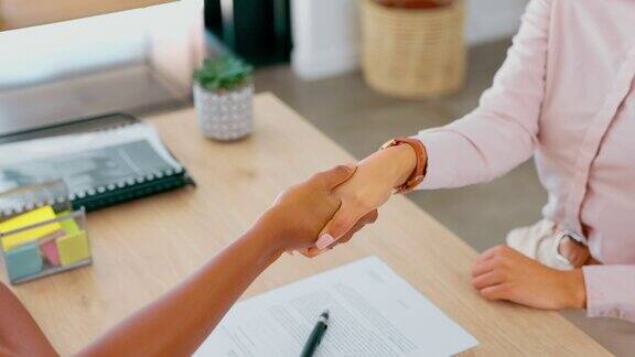 商务女性面试时的握手特写和办公室会议合作、合同或交易时的欢迎和问候专业人士或客户握手表示职业协议或感谢