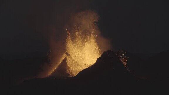 来自冰岛火山口的强力夜间喷发