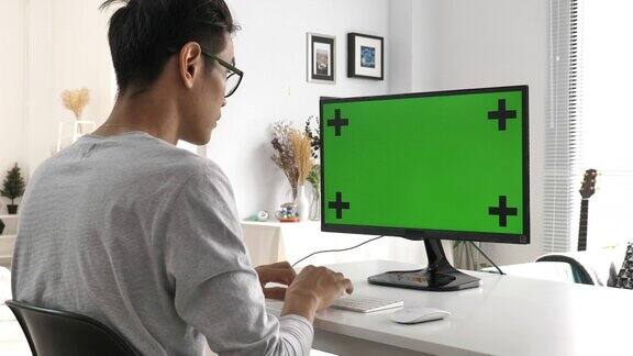 一个人用绿色屏幕的电脑的Cinemagraph
