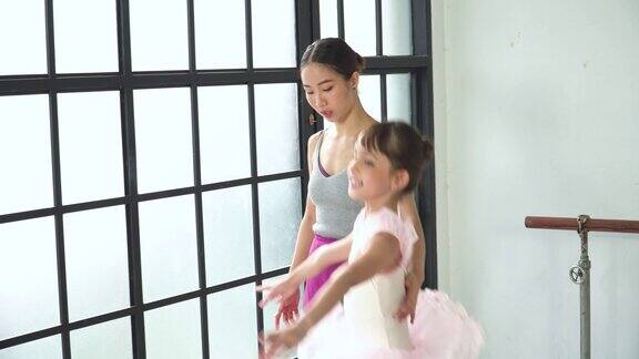 在一个阳光明媚的日子里一名亚洲青少年芭蕾舞演员在教室里练习、学习芭蕾舞动作与年轻女子芭蕾舞相同概念活泼的年轻妇女和孩子在周末的活动