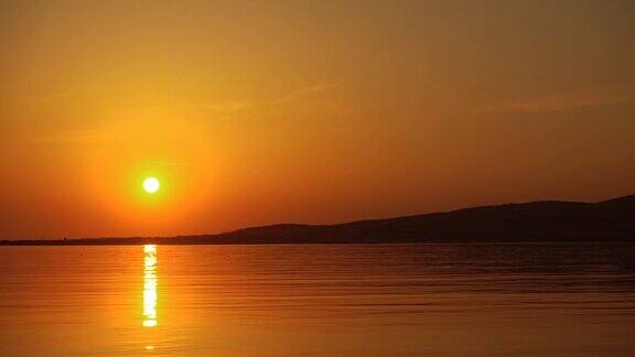 湖上美丽的日落