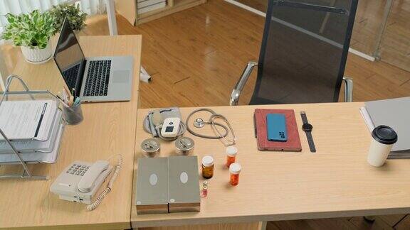 医生桌上有药片、手机、智能手表、听诊器和咖啡