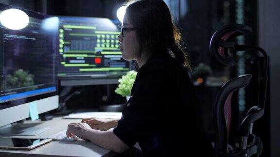 女性IT工程师在晚上工作和编写程序