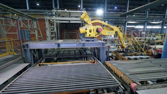 工业工厂的产品被自动机械手重新定位