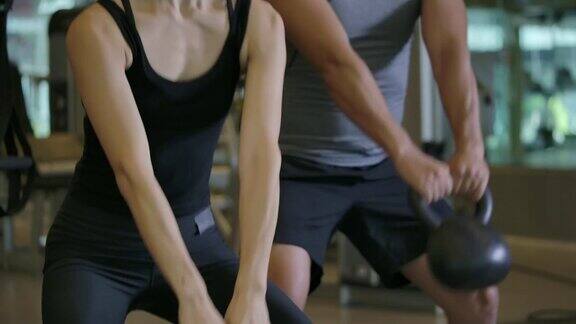 男男女女在健身房里用壶铃做运动