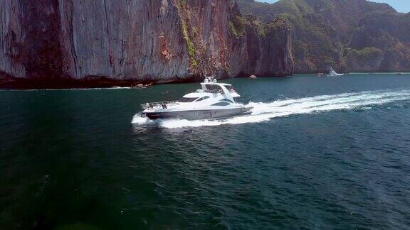 游艇航行在玛雅湾安达曼海泰国甲米