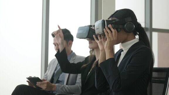 员工与VR眼镜一起工作