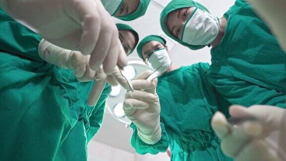 4K超高清视角:一组外科医生在医院手术室为COVID-19患者做胸部手术医院保健理念