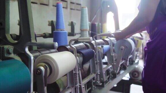 织布机上的彩线纺纱轮