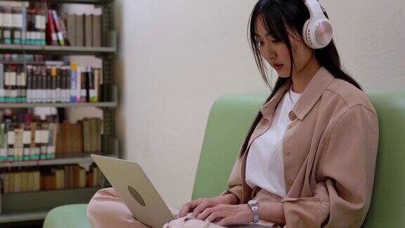Z世代亚洲学生女生在大学校园用笔记本电脑观看网络研讨会参加在线课程在在线聊天会议上发言教育和在线学习概念
