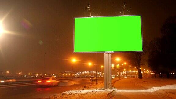 一个有绿色屏幕的广告牌