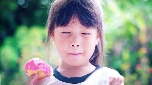 小女孩在吃美味的甜甜圈