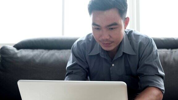 亚洲男子在家工作时通过笔记本电脑与学生进行视频会议或视频通话