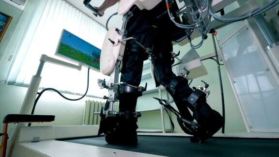 用于病人康复的虚拟现实模拟器一名体能障碍男子正在人行道上锻炼他的下半身
