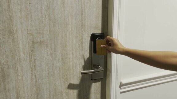 女人用钥匙卡开门作为现代安全