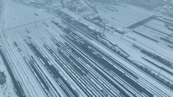 货运列车上的雪花鸟瞰图