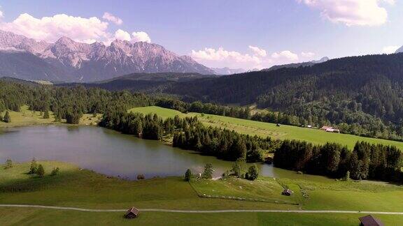 上巴伐利亚州的格罗尔德湖和卡文德尔山