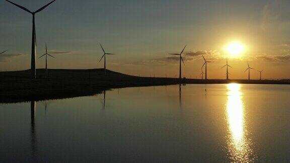 夕阳下的风车涡轮机