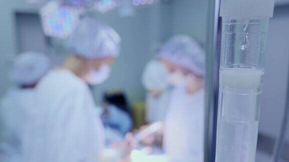 医疗队在明亮的现代手术室进行外科手术