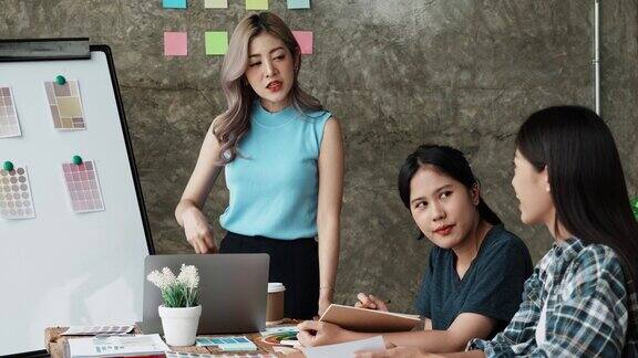 年轻快乐的亚洲女商人一起在创业办公室工作创意团队头脑风暴会议互联网技术商人同事伙伴关系或办公室同事团队合作