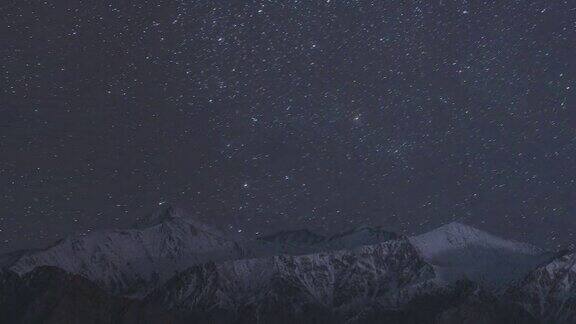 夜间雪山上空的夜空