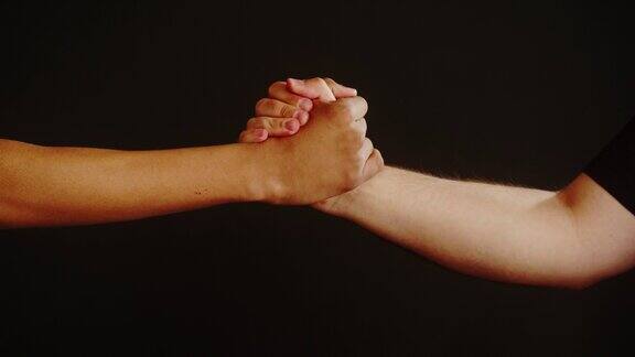 不同的人握手的手势孤立的黑色背景国际友人手牵着手近距离握手拍手