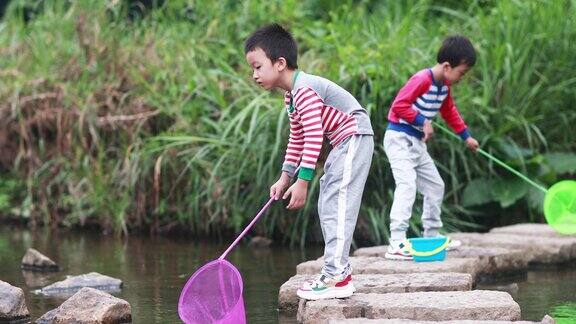 孩子们在小溪边钓鱼