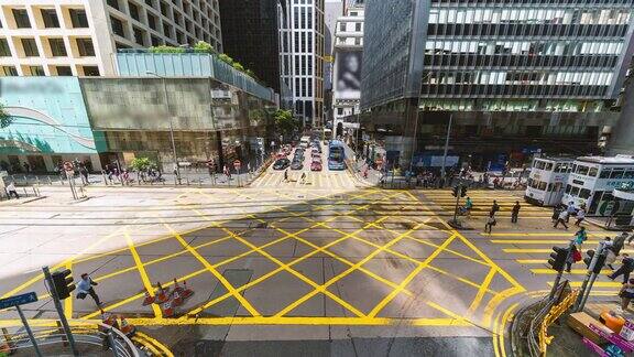香港中环黄色人行横道上拥挤的车辆和行人