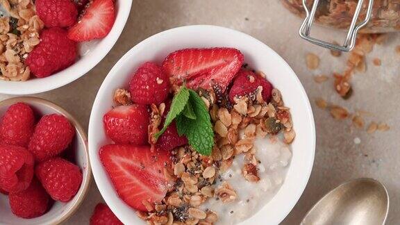 燕麦粥新鲜浆果覆盆子草莓和自制格兰诺拉麦片早餐食品