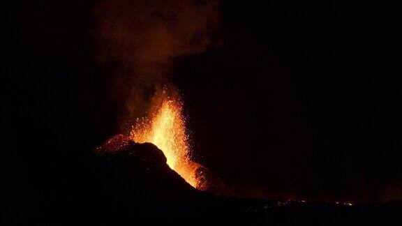 在黑暗的环境下拍摄的冰岛火山喷发