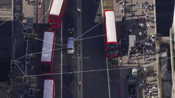 在伦敦桥上行走的上班族鸟瞰图面部识别界面显示每个人的个人数据监测人工智能深度学习流量英格兰