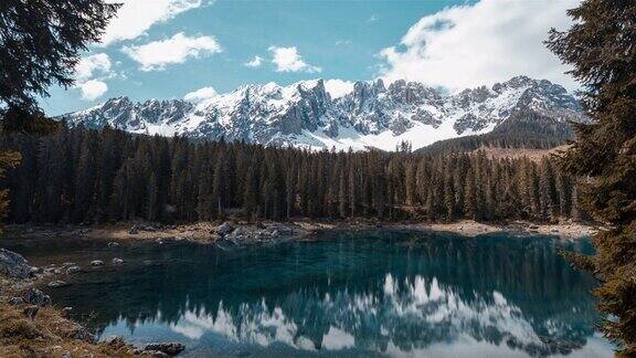 意大利Dolomites的Carezza湖的时间Laose